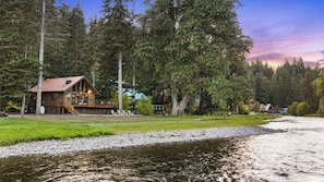 A cabin with a deck and a river in front. - Cabin on Yakima River, Fish, Float, Golf, AC, BBQ (Cle Elum)