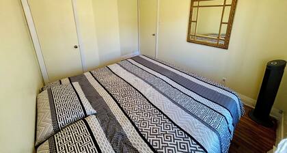 2 Bedrooms Apartment & Parking, 15 minutes Downtown