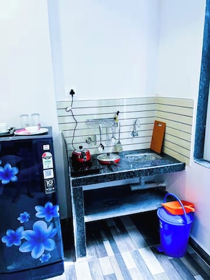 A compact kitchen with a sink, a kettle, and a blue trash bin. - Studio Silent Grove R-6 Couple Choice (Arambol)