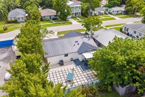 A residential area with houses, a swimming pool, and a covered patio area. - The Cove in the Grove Bungalow in Historic Coconut (Miami)
