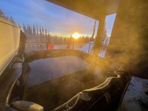 Kylpytynnyri, josta avautuu näkymä lumiseen maisemaan ja puihin.