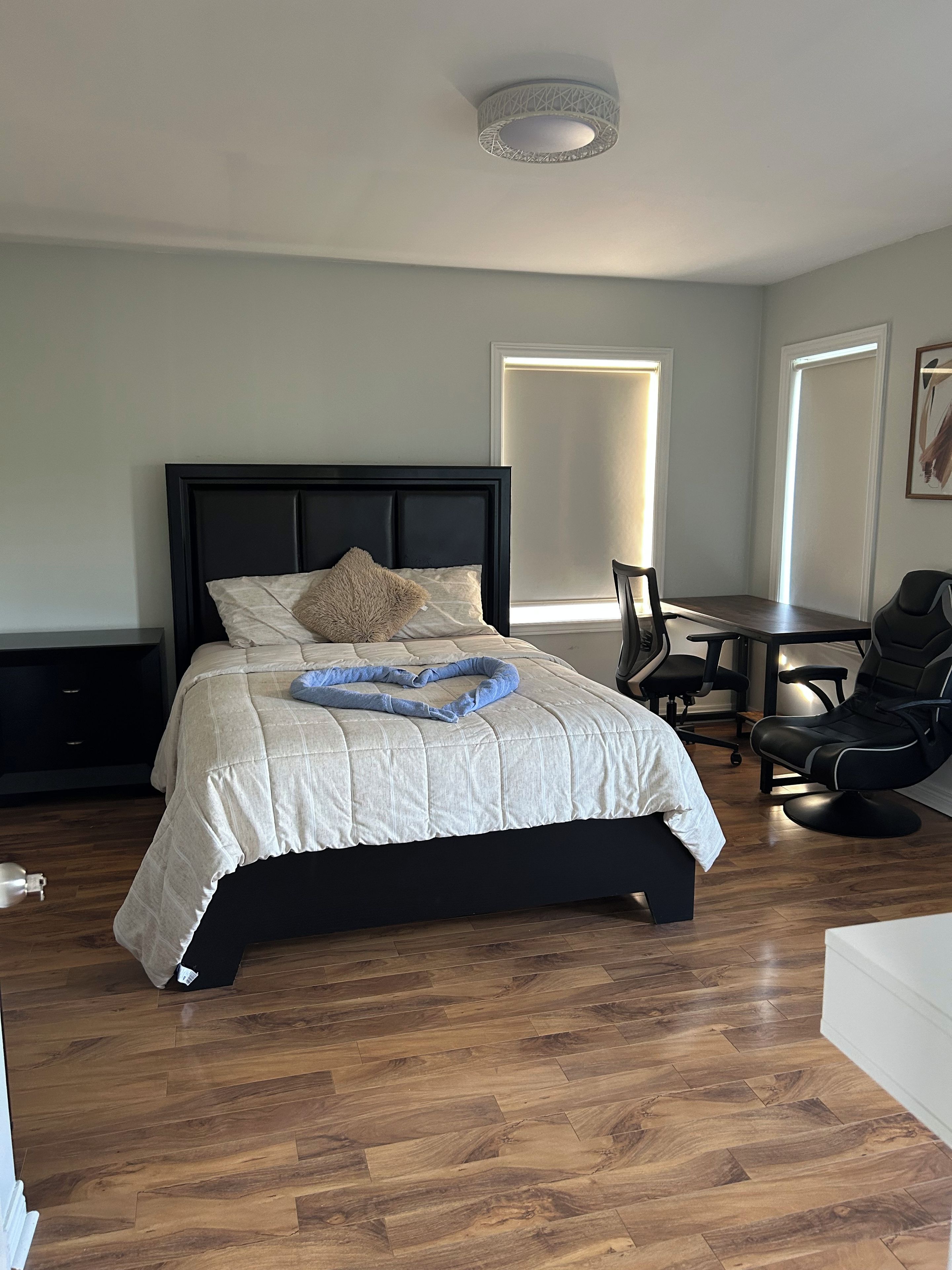 Une chambre avec un grand lit, un bureau et une chaise.