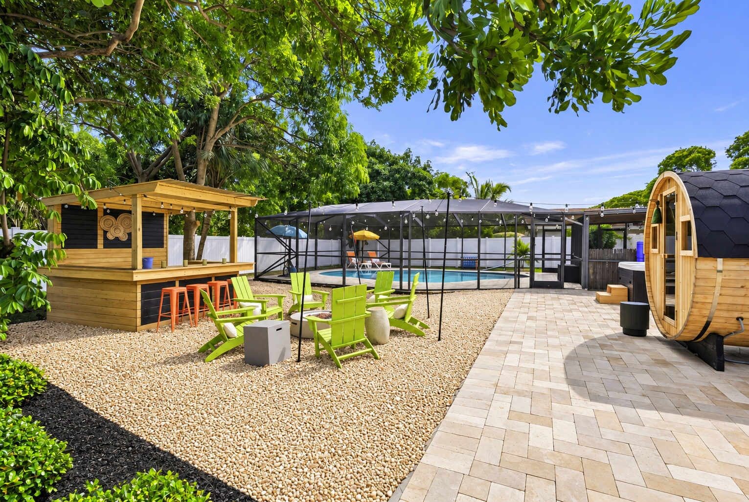 Un espace extérieur aménagé avec une terrasse, une piscine, des sièges et une structure en bois.