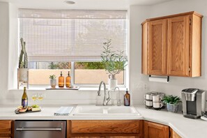 Private kitchen - Lakefront Glendale Oasis - Private Pool & Hot Tub (Glendale)