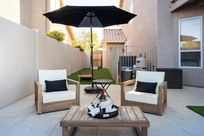 Terrace/patio - Lakefront Glendale Oasis - Private Pool & Hot Tub (Glendale)