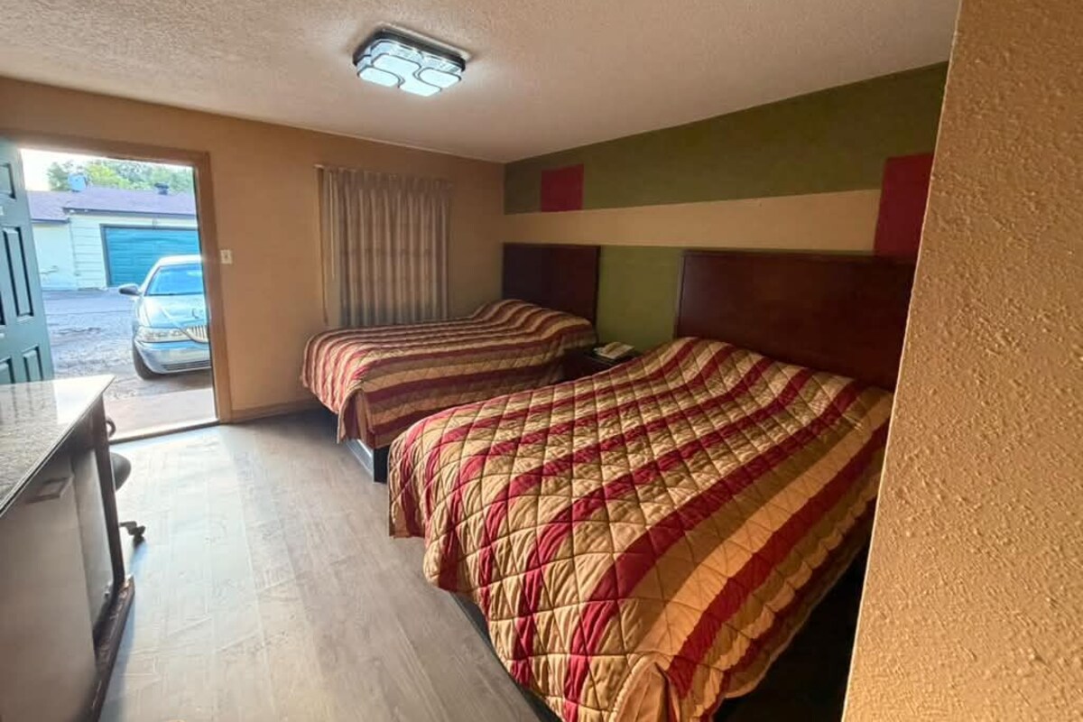 Zimmer, 2 Doppelbetten, Raucher | Minibar, Schreibtisch, Bügeleisen/Bügelbrett, kostenloses WLAN