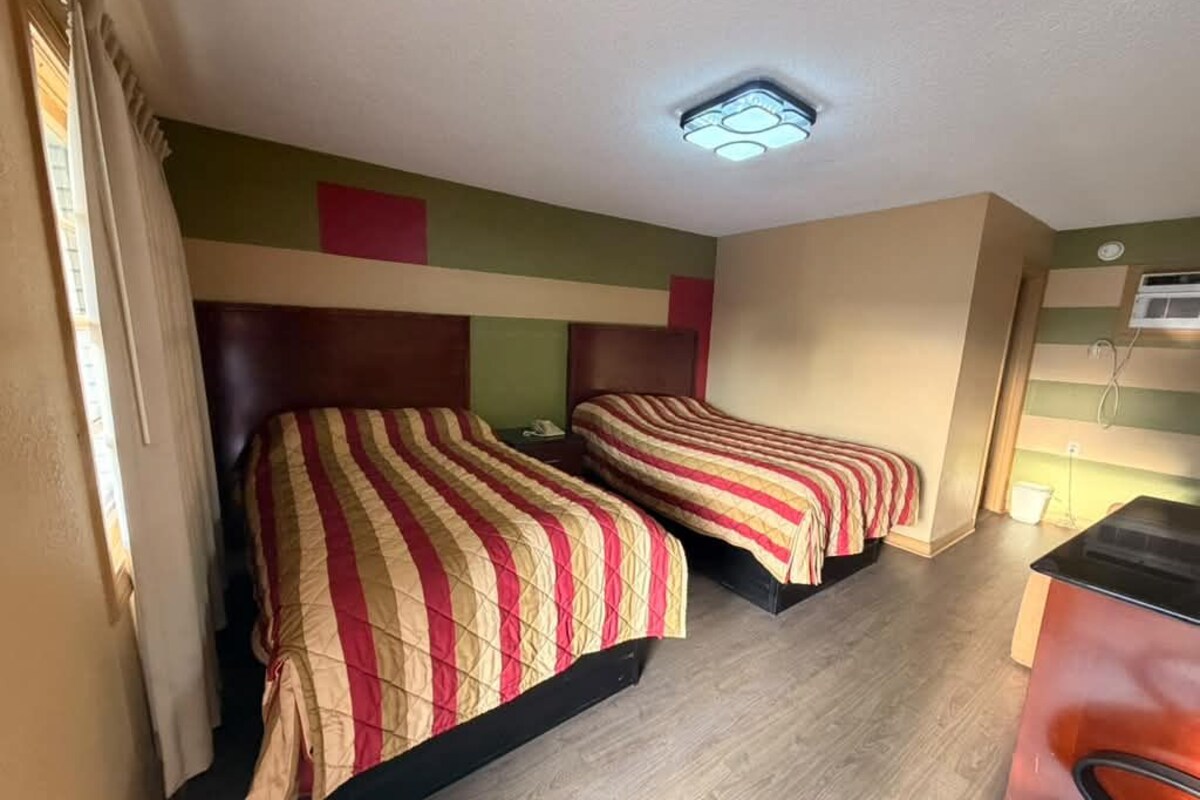 Zimmer, 2 Doppelbetten, Nichtraucher | Minibar, Schreibtisch, Bügeleisen/Bügelbrett, kostenloses WLAN