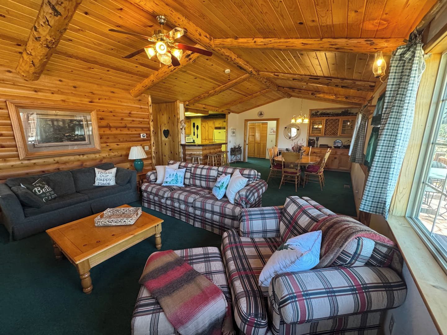 L’intérieur d’une cabane en rondins comprend un salon, un coin repas et une cuisine.