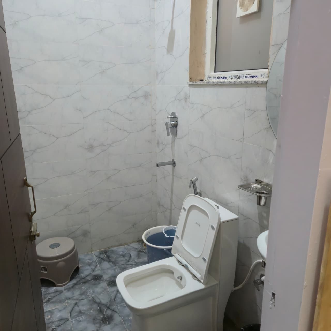 Un bagno con il water, un bidet e un piccolo lavandino.