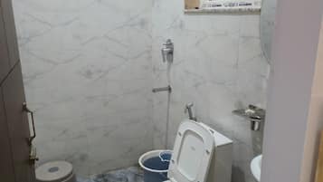 Un bagno con il water, un bidet e un piccolo lavandino.