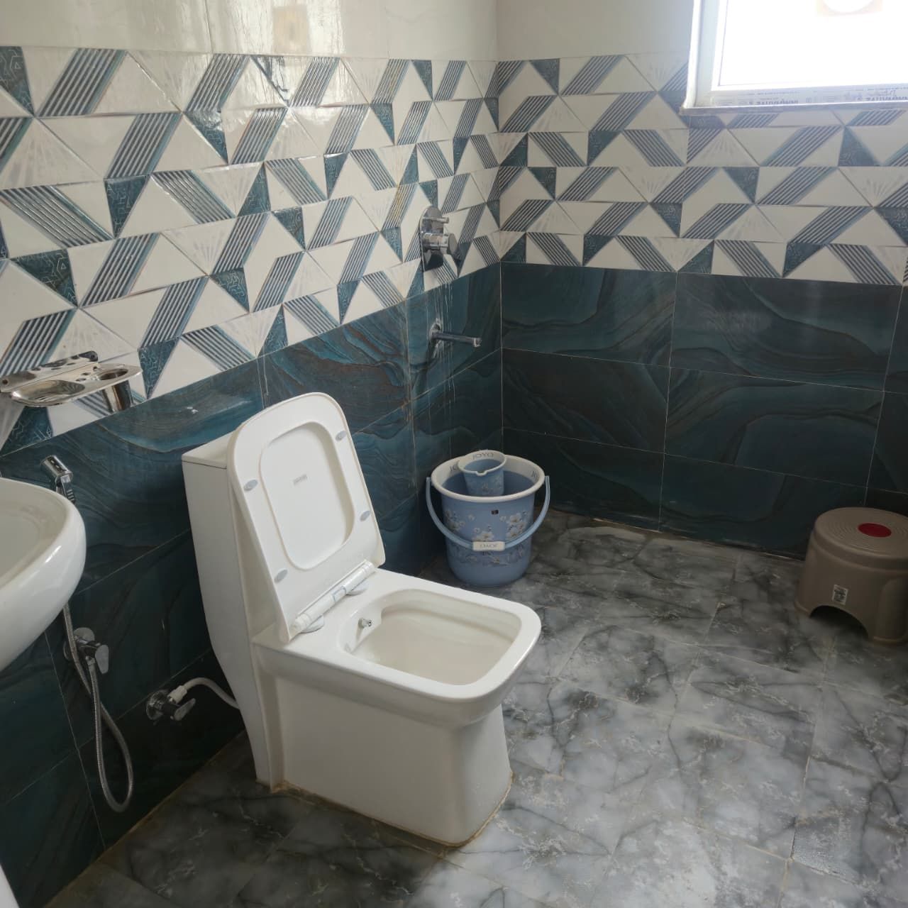 Un bagno con il water, un lavandino e una doccia.