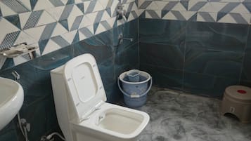 Un bagno con il water, un lavandino e una doccia.