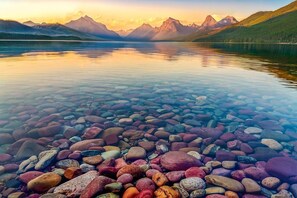 Un lac aux eaux limpides et aux rives rocheuses.