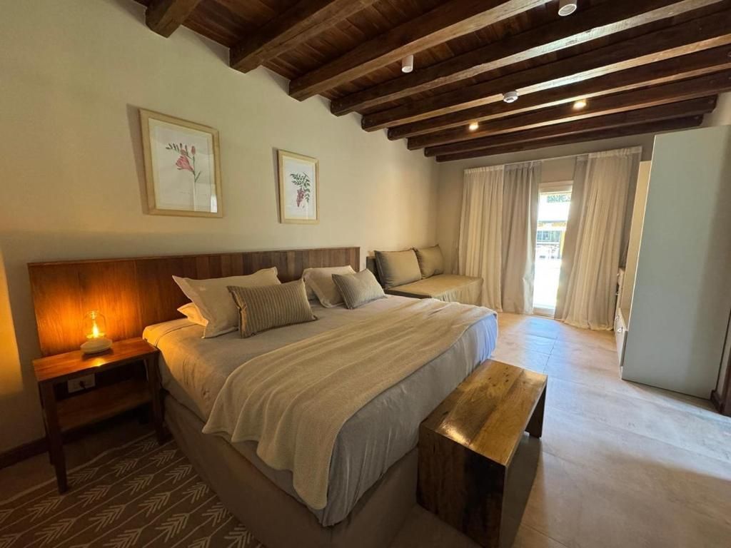 In-room safe, soundproofing, WiFi (free)