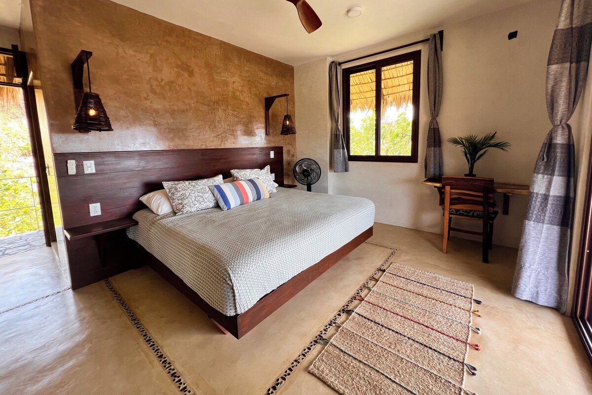 Suite Confort, 1 cama King size, balcón, vista al océano | Escritorio, espacio para trabajar con laptop y cortinas blackout 