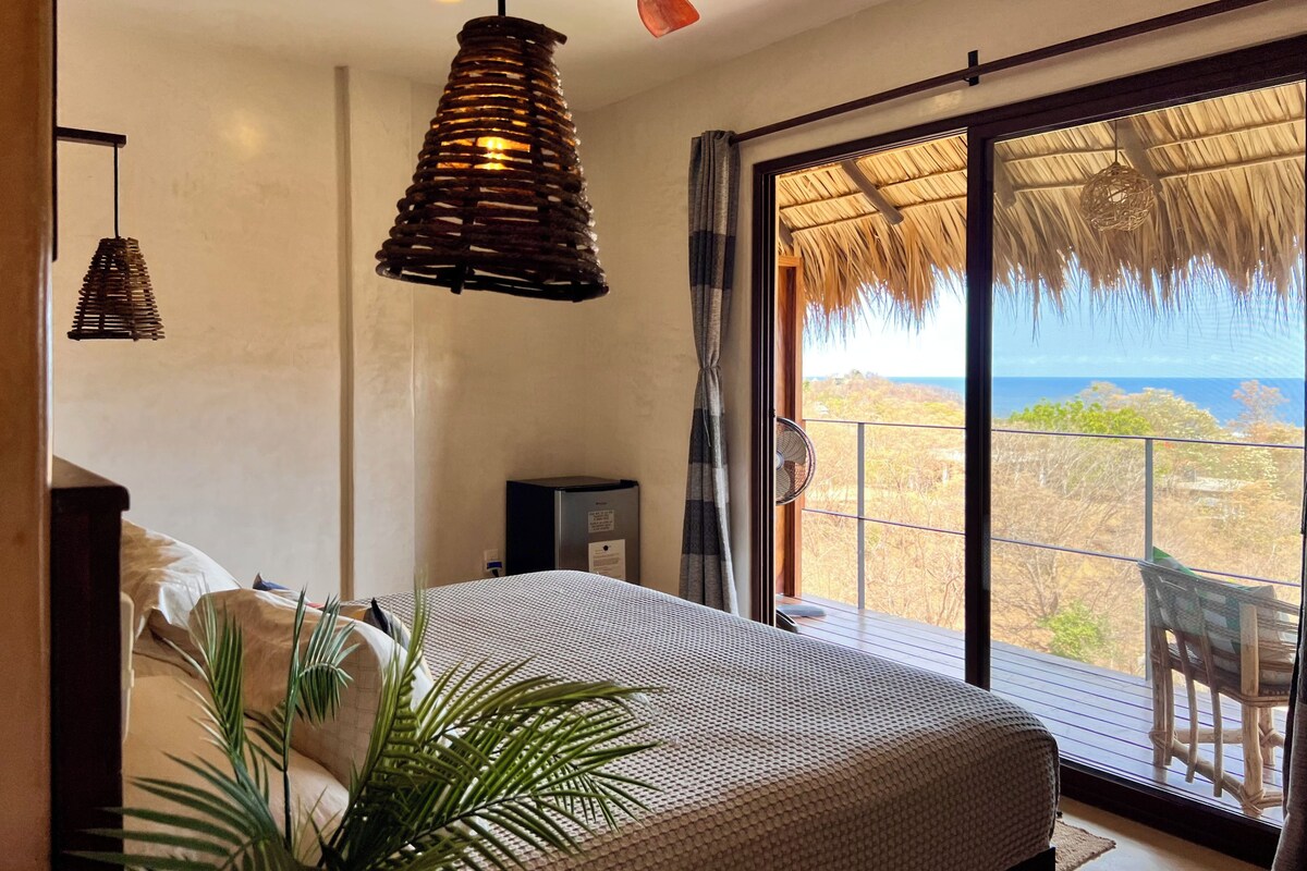 Suite Deluxe, 1 cama King size, balcón, vista al océano | Escritorio, espacio para trabajar con laptop y cortinas blackout 