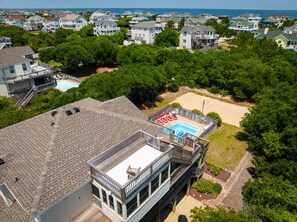 Ein Wohnhaus mit Dachterrasse, Schwimmbad und Meerblick.