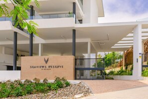 A modern building with a sign reading 'SEAVIEWS RESERVE BY RH PRIVÉ' and a gated entrance. - Skyline Penthouse by IIM (Fuengirola)