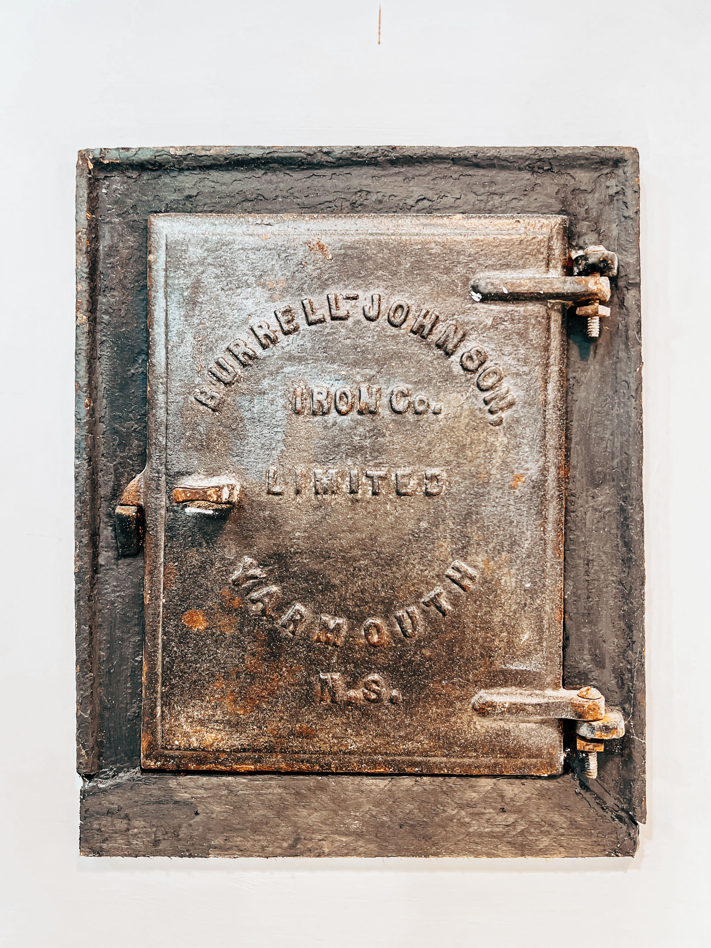 Ein Metallgegenstand mit Inschriften, möglicherweise ein historisches Artefakt oder eine Industrieanlage.