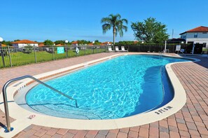 Ein rechteckiger Swimmingpool mit einer Tiefe von 91 Zentimetern, umgeben von einer Ziegelterrasse und einem Metallzaun.