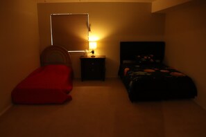 A bedroom with a single bed, a bedside table, a lamp, and a window with blinds. - Albuquerque Foothills Guesthouse near Trails: Pool Table, King Bed, Fast Wi-Fi (Albuquerque)
