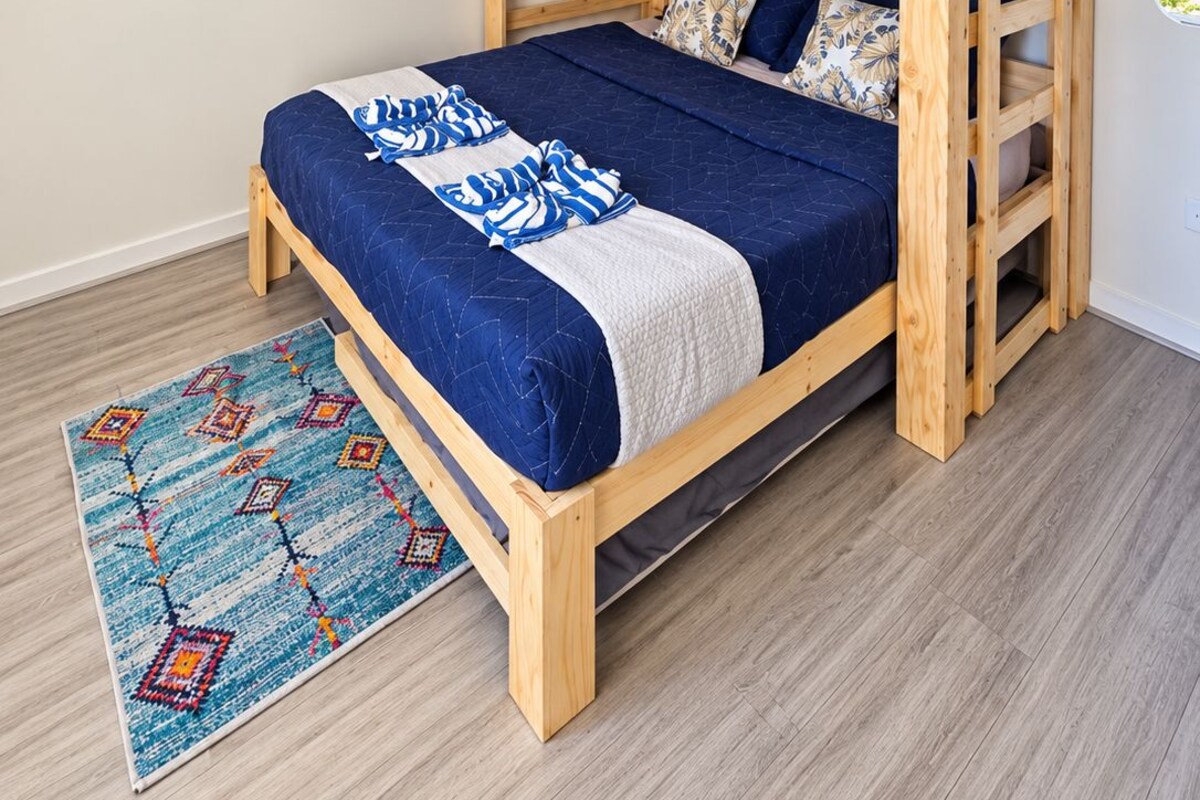 Apartment, Balkon, Stadtblick | Bügeleisen/Bügelbrett, kostenloses WLAN