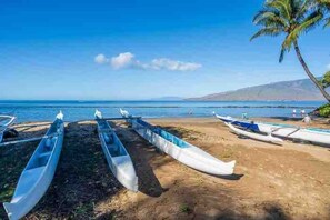 A beach with canoes lined up and a palm tree. - <2 min to Beach! Kihei Condo w/ Ocean View and AC (Kihei)