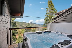 Ein Whirlpool mit herrlicher Aussicht auf Hügel und Bäume.