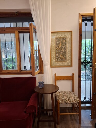 Cozy, ground floor studio with patio and garden in the heart of Bostanlı