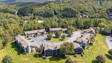Un ensemble résidentiel comprenant plusieurs bâtiments, une cour centrale et des espaces verts environnants.