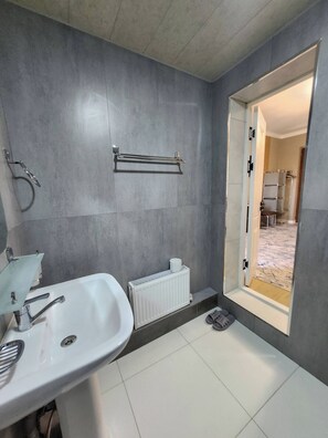 Unclassified image, 5 of 46, button - Room-ideal & Comfort Room for 3 Guests i (Tashkent)