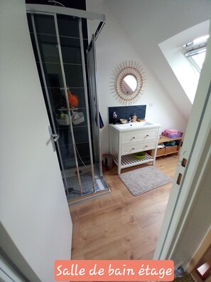 Unclassified image, 3 of 6, button - Vrbo Property (Ernée)