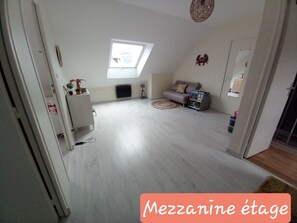 Unclassified image, 4 of 6, button - Vrbo Property (Ernée)