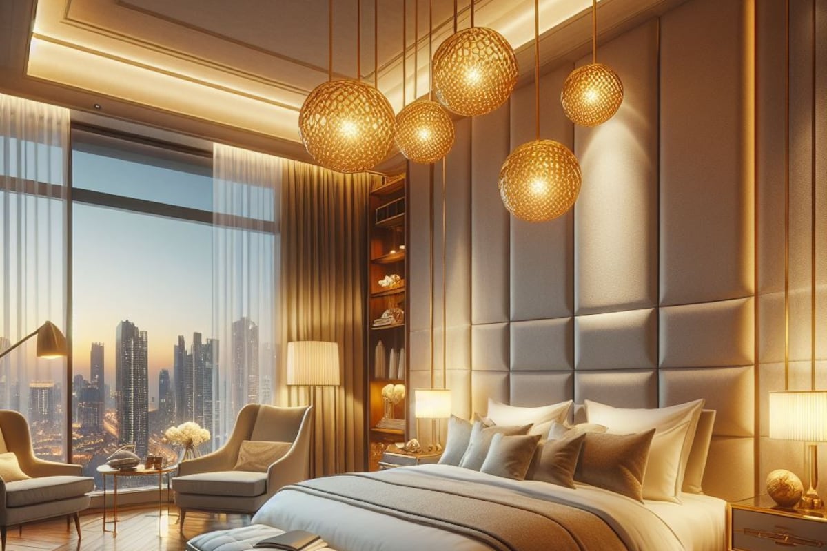 Een moderne slaapkamer met een groot bed, stadszicht en een bijzondere plafondlamp.