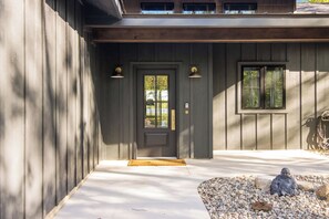 Exterior detail - Firefly Landing | Pet Friendly | Golf (Elk Rapids)