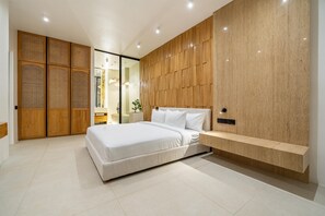 Quarto moderno com uma cama grande, guarda-roupa de madeira e prateleira embutida.