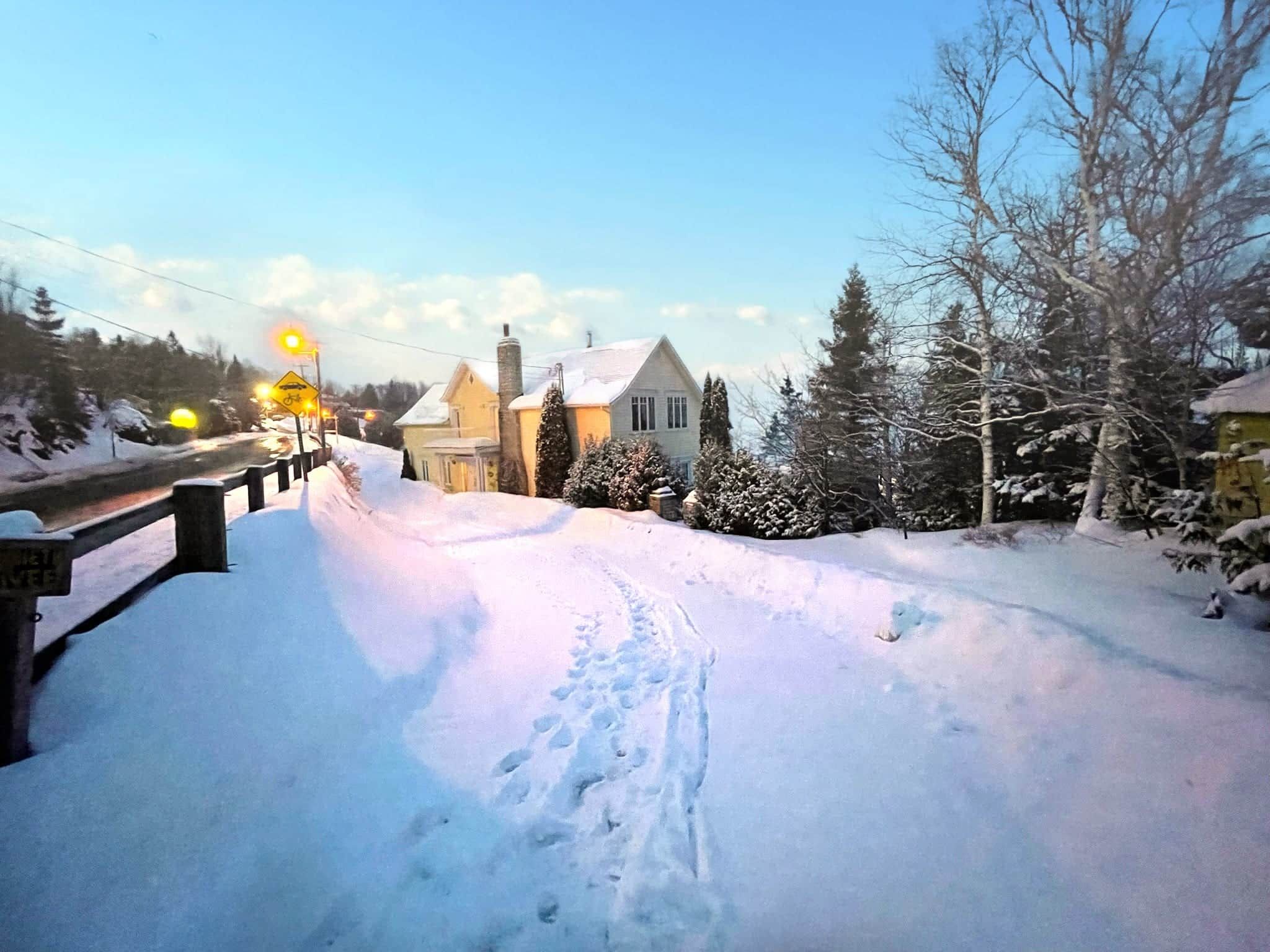 49 maison jaune hiver rue