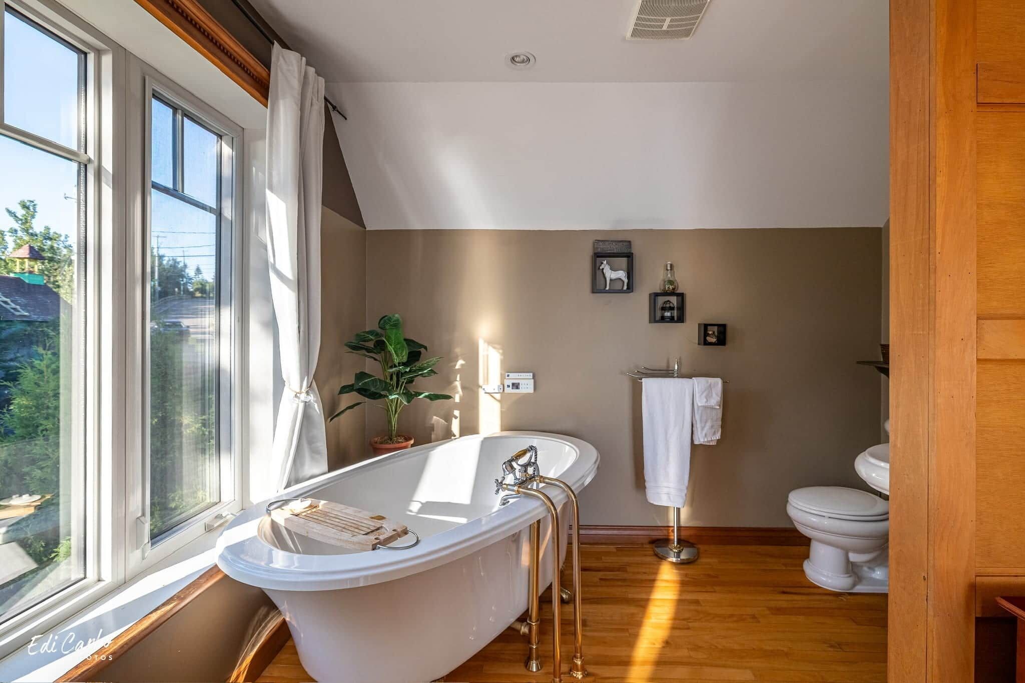 45 maison jaune sdb baignoire