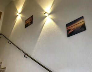 Una escalera con barandillas e iluminación empotrada.