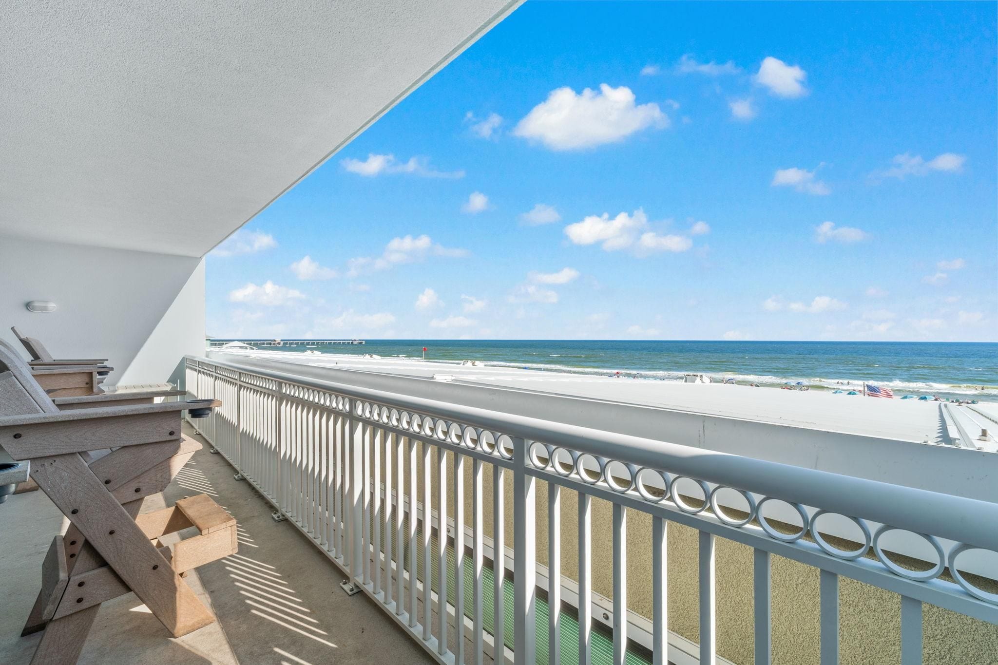Un balcon avec vue sur la plage et l’océan.