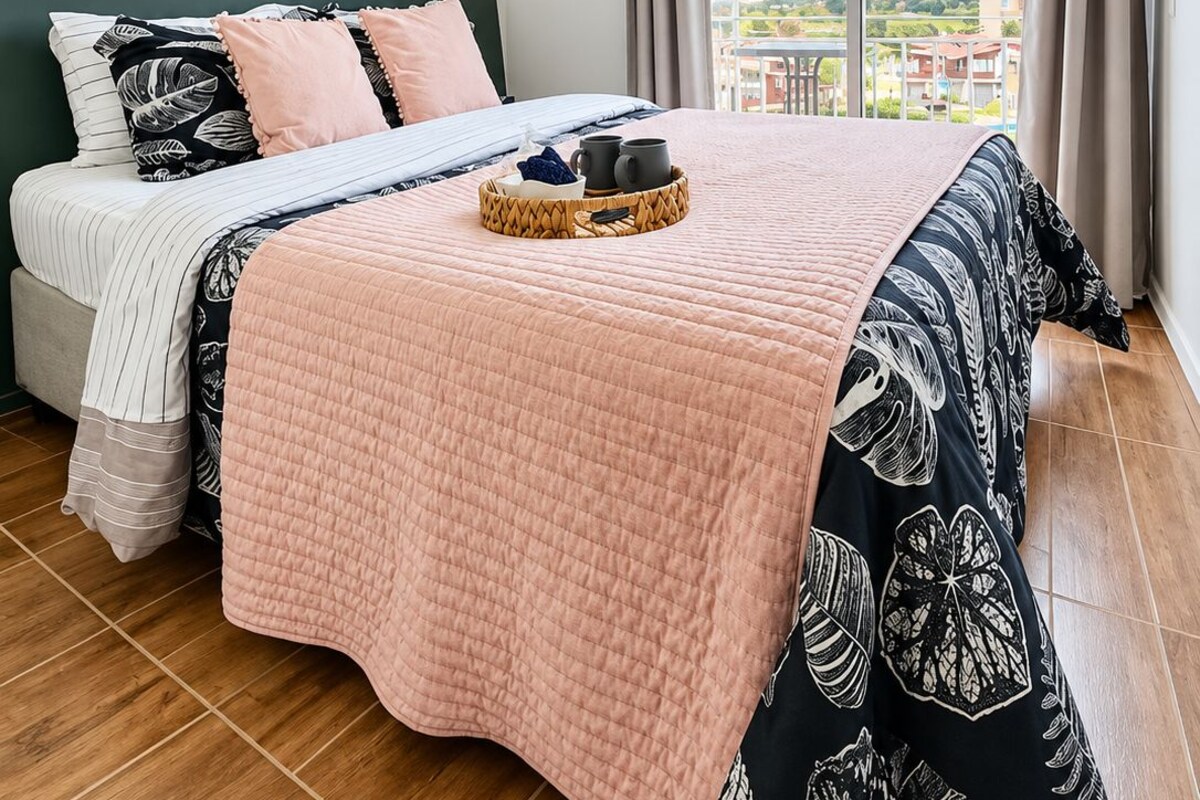 Familienapartment, Balkon, Stadtblick | Bügeleisen/Bügelbrett, kostenloses WLAN