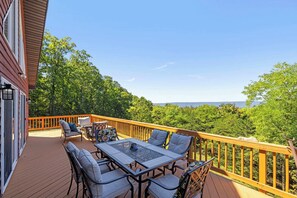 Outdoor dining - Berkeley Springs w/Hot Tub + Game Room + Fire Pit (Berkeley Springs)
