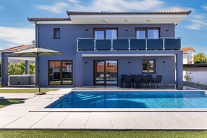 Pool - Villa Azur – Modern Villa with a Swimming Pool and Jacuzzi on the Island of Krk (Hlapa (Krk))