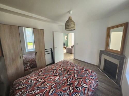 Cozy Getaway: Private Sauna, Garden, and Parking
