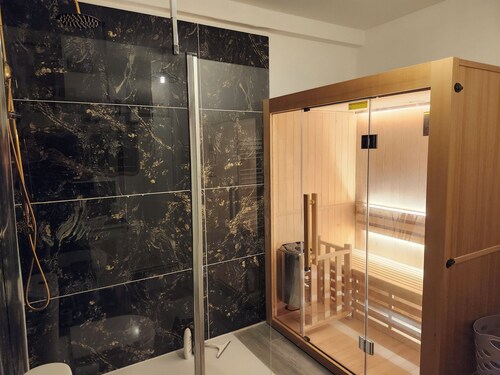 Cozy Getaway: Private Sauna, Garden, and Parking