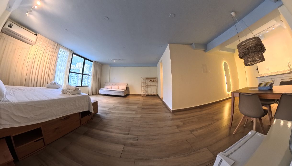 Camera d'albergo moderna con un letto grande, una scrivania e vista sulla città.