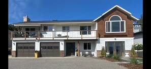 Unclassified image, 4 of 23, button - Modern 2 Bedroom Suite w Beautiful Lake Views! (West Kelowna)