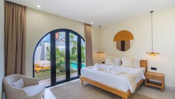 Quarto com cama, uma cadeira, vista para piscina externa e detalhe de teto de madeira.