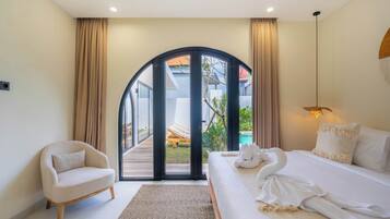 Une chambre avec un lit, une chaise, un tapis et une vue sur une piscine, visible à travers une porte vitrée.