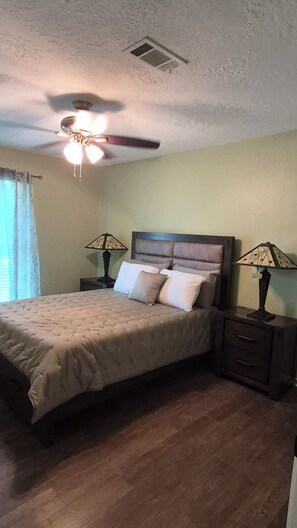 Room - 3-bedroom home min. from Texas A&M this midtown retreat is the perfect getaway. (Bryan)